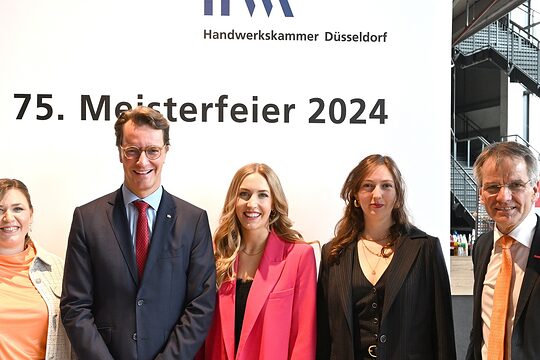 (v.l.) Judith Hüls, Ministerpräsident Hendrik Wüst, Hannah Brenner, Josephine Dobrunz, Kammerpräsident Ehlert