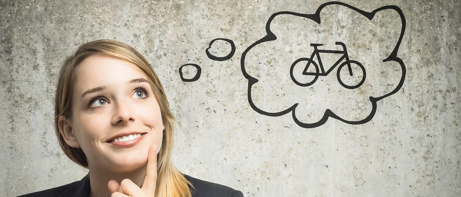 Frau denkt an Fahrrad