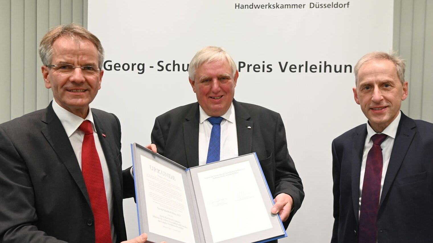 (v.l.) Kammerpräsident Andreas Ehlert, NRW-Arbeitsminister Karl-Josef Laumann, Kammerhauptgeschäftsführer Dr. Axel Fuhrmann
