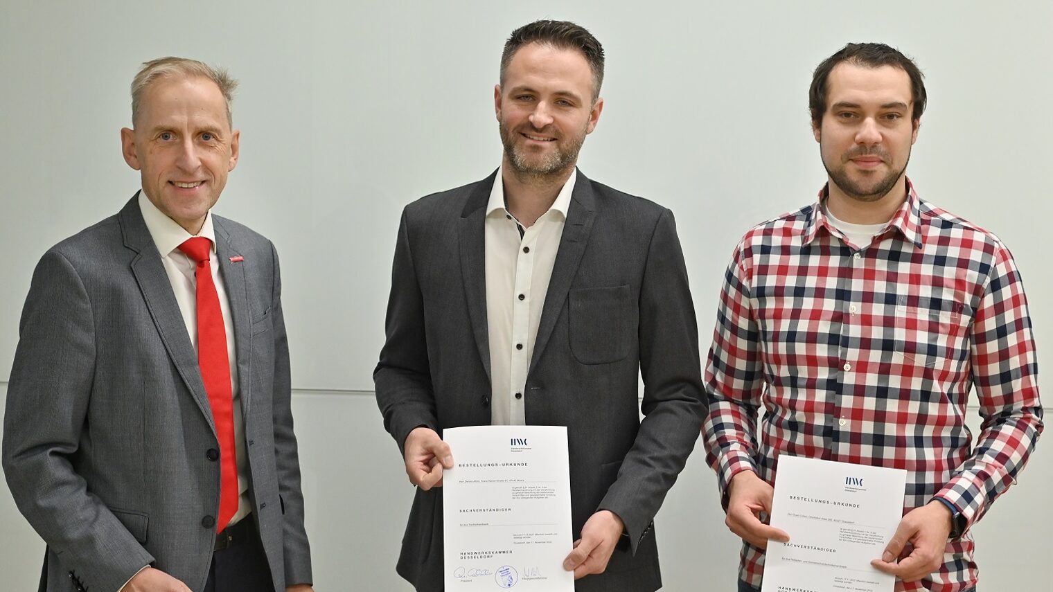 (v.l.) Hauptgeschäftsführer Dr. Axel Fuhrmann mit den neuen Sachverständigen Dennis Attrot und Sven Cöllen