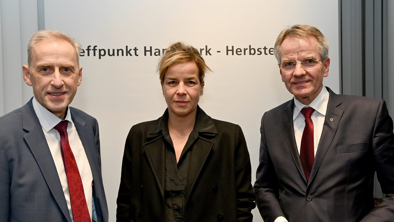 (v.l.) Hauptgeschäftsführer Dr. Axel Fuhrmann, Landeswirtschaftsministerin Mona Neubaur und Kammerpräsident Andreas Ehlert