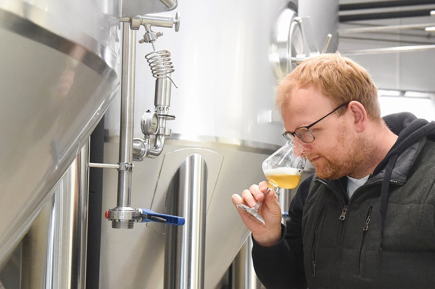 Johannes Lehmbrock beim Testen des Bieres im Gärkeller seiner Brauerei
