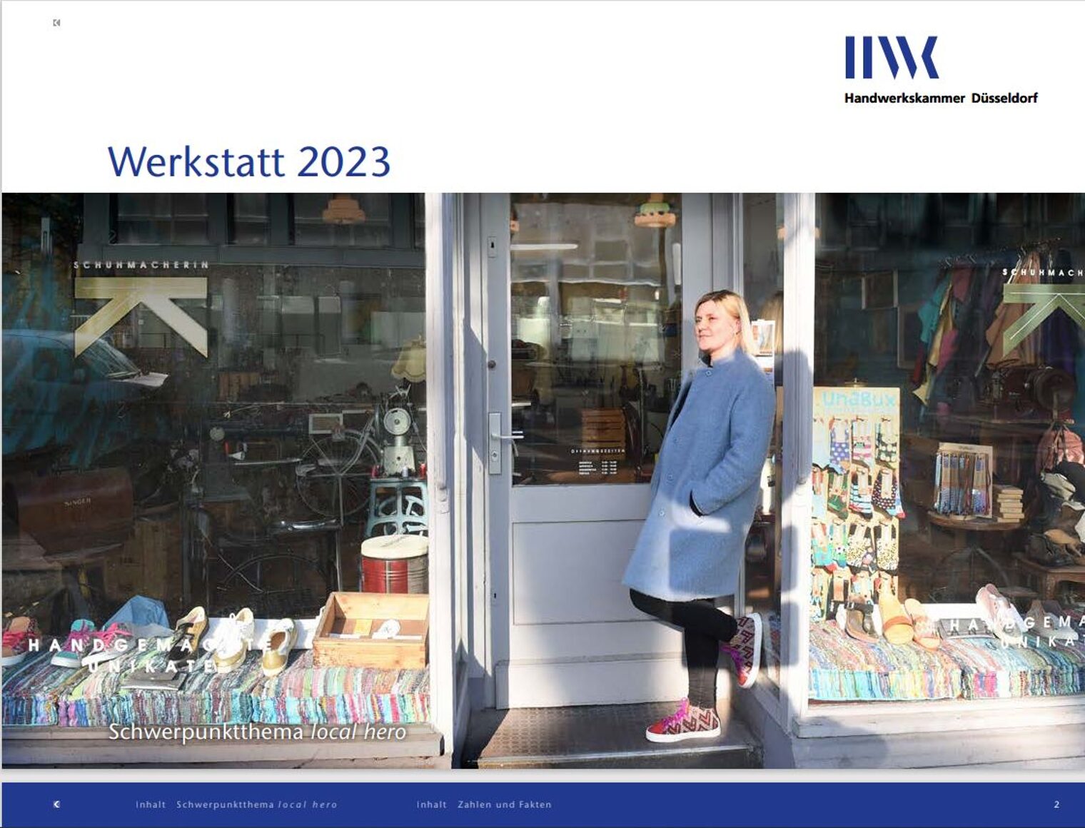 Titelbild des Werkstattberichts 2023. Schuhmacherin Karina Ranft vor Ihrem Geschäft.