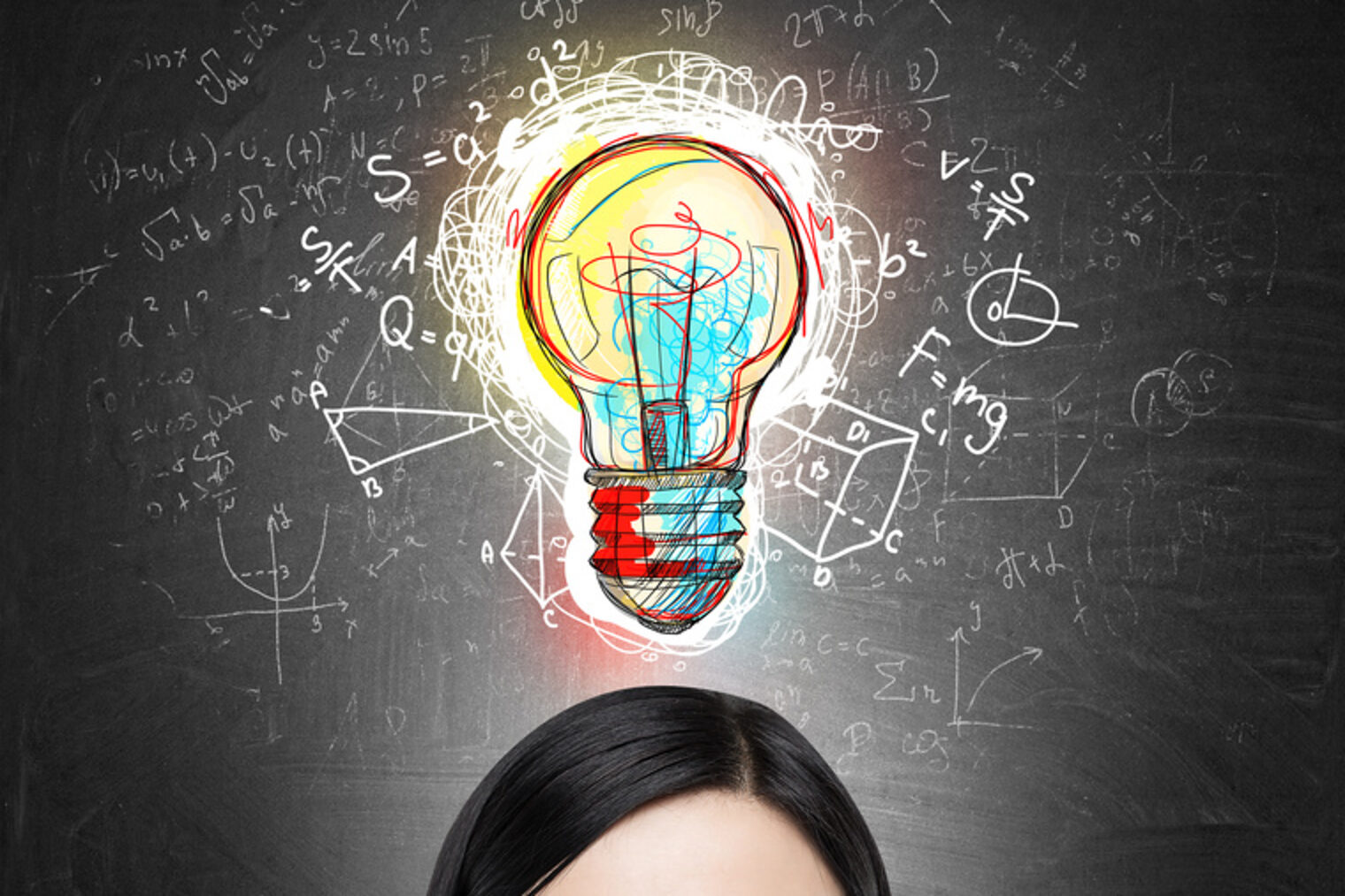 Kopf einer Frau vor einer Schultafel, auf der eine Glühbirne umringt von Formeln gezeichnet ist.