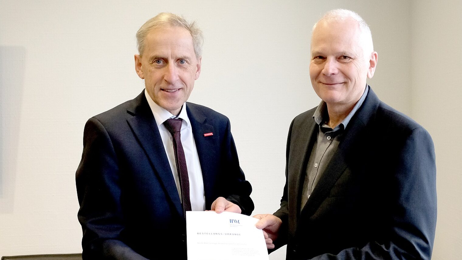 (v. l.): Hauptgeschäftsführer Dr. Axel Fuhrmann und Dr. Martin Strohmeyer nach der Verleihung der Bestellungsurkunde