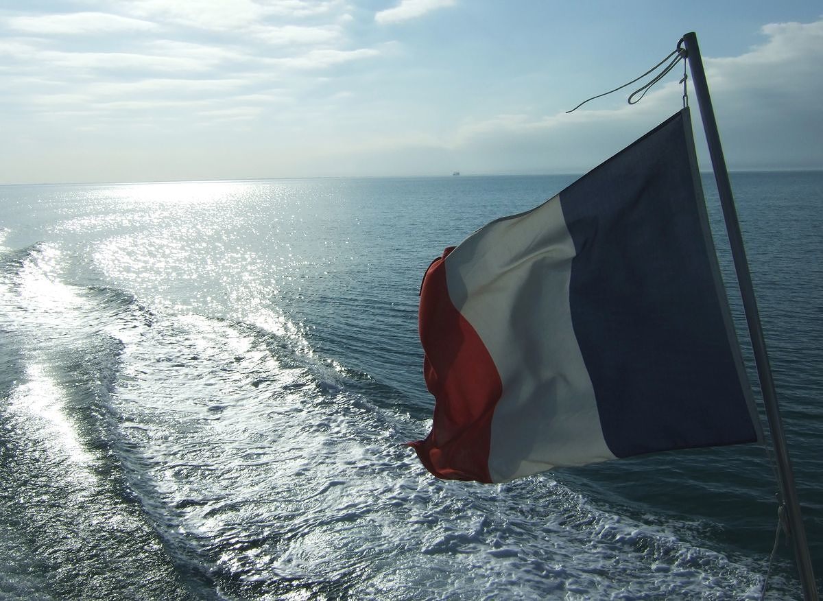 Flagge Frankreich mit Meer