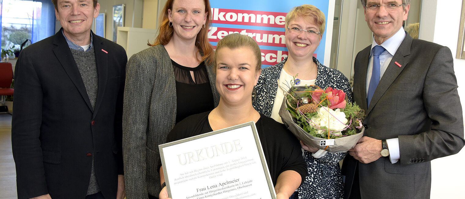 Die angehende Hörgeräteakustikerin Lena Apelmeier wurde für ihre besonderen Leistungen als Azubi ausgezeichnet.