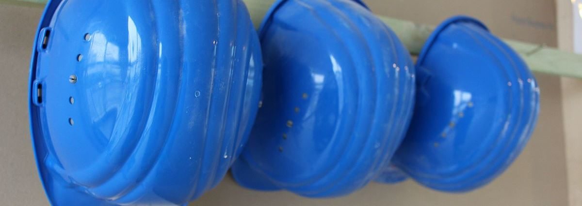 Blaue Bauhelme