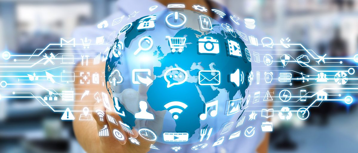 Digitalisierung: Frau mit Weltkugel und digitalen Apps