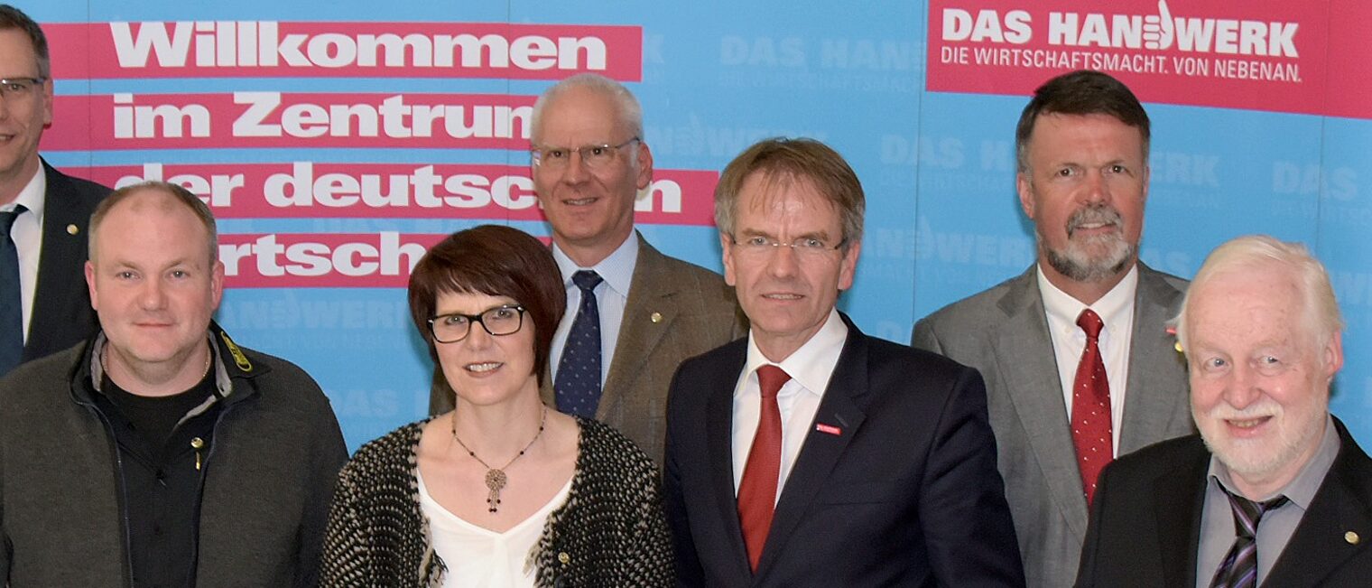 Unser honorarfreies Pressefoto zeigt die neuen Obermeister mit Kammerpräsident Andreas Ehlert (5. v. re.).