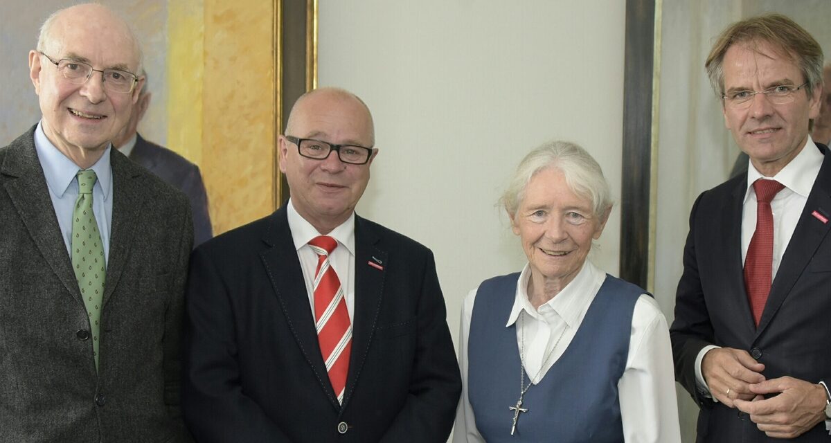 Das honorarfreie Bild zeigt( v. l.) Dr. Thomas Köster, Arbeitnehmervizepräsident Karl-Heinz Reidenbach, Schwester Karoline Mayer und Kammerpräsident Andreas Ehlert.