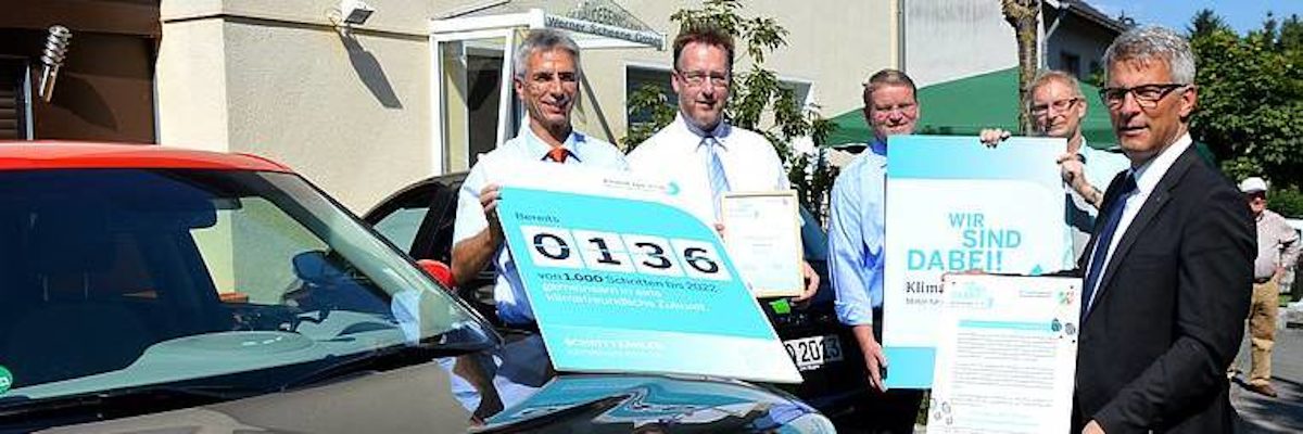v.l.n.r.: Wolfgang Jung, Geschäftsführer der KlimaExpo.NRW, Hans Peter Scheene, Inhaber der Werner Scheene GmbH, Jörg Klepper, Mitglied des Umweltausschusses der Stadt Hagen, Siegfried Riemann, Handwerkskammer Dortmund, Erik O. Schulz, Oberbürgermeister der Stadt Hagen. Das Unternehmen Werner Scheene GmbH wurde als 136. von 1.000 Schritten in die Zukunft offiziell in die KlimaExpo.NRW aufgenommen. (Foto: KlimaExpo.NRW) v.l.n.r.: Wolfgang Jung, Geschäftsführer der KlimaExpo.NRW, Hans Peter Scheene, Inhaber der Werner Scheene GmbH, Jörg Klepper, Mitglied des Umweltausschusses der Stadt Hagen, Siegfried Riemann, Handwerkskammer Dortmund, Erik O. Schulz, Oberbürgermeister der Stadt Hagen. Das Unternehmen Werner Scheene GmbH wurde als 136. von 1.000 Schritten in die Zukunft offiziell in die KlimaExpo.NRW aufgenommen. (Foto: KlimaExpo.NRW)