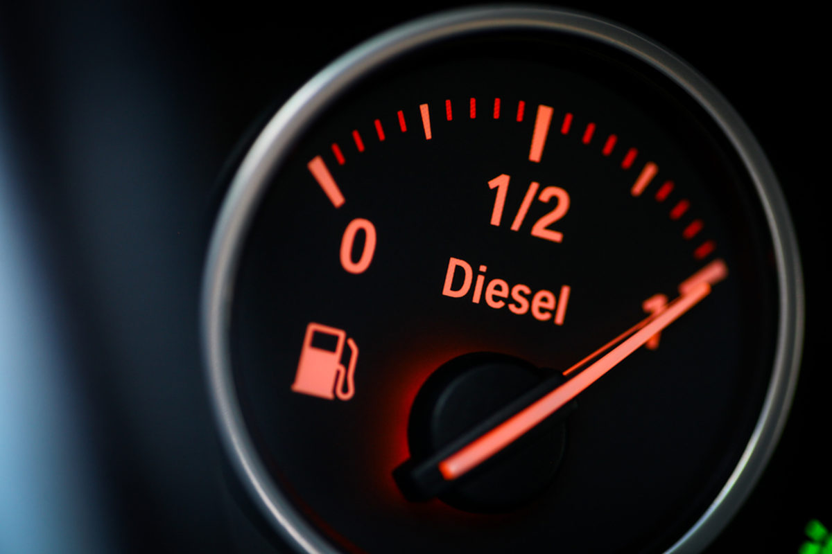 Close-up shot of a fuel gauge in a car. Schlagwort(e): Gasoline, Illustration, Fuel Pump, Gallon, Level, Storage Tank, Gauge, Refueling, Dashboard, Driving, Measuring, Filling, Full, Transportation, Fossil Fuel, Sign, Symbol, Instrument of Measurement, Equipment, Car, Land Vehicle, Engine, Gas, Diesel
