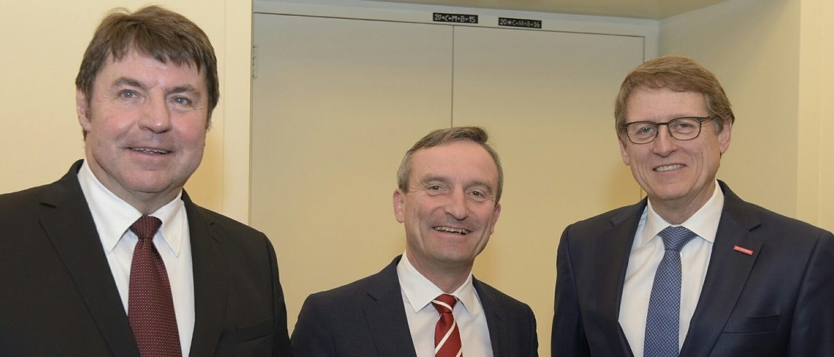 (v. l.) stv. Kreishandwerksmeister Georg Eickholt, Oberbürgermeister Thomas Geisel und Kreishandwerksmeister Thomas Dopheide Das honorarfreie Pressefoto zeigt (v. l.) stv. Kreishandwerksmeister Georg Eickholt, Oberbürgermeister Thomas Geisel und Kreishandwerksmeister Thomas Dopheide bei der Unterzeichnung des "Masterplan Klimaschutz".