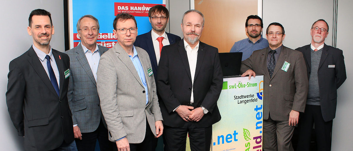 Von links: Dirk Schön (Zentrum für Umwelt und Energie der Handwerkskammer Düsseldorf), Martin Lindemann (Kreishandwerkerschaft des Kreises Mettmann), Reinhard Weiß (Stadtwerke Langenfeld GmbH), Sebastian Kwasny (Viessmann Deutschland GmbH), Uwe Fröhlich (Viessmann Deutschland GmbH), Peter Scharfenberg (Zentrum für Umwelt und Energie der Handwerkskammer Düsseldorf), Kersten Kerl (Stadtwerke Langenfeld GmbH), Udo Frohn (Viessmann Deutschland GmbH)