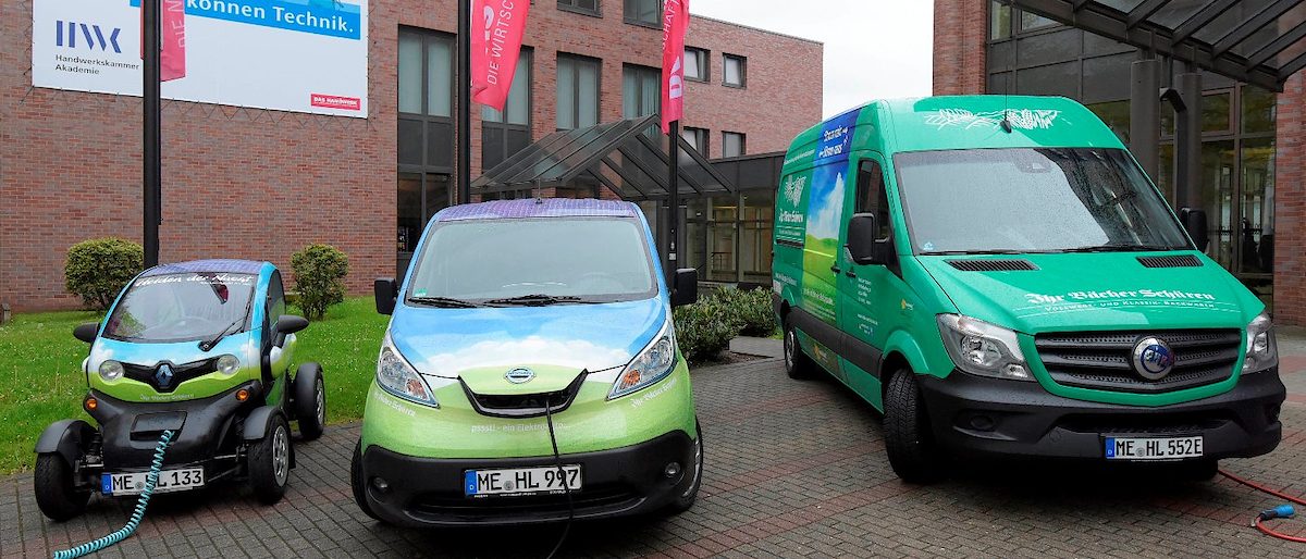 Veranstaltung "Fahrverbote für Dieselfahrzeuge? Was Handwerksbetriebe tun können." Roland Schüren (Ihr Bäcker Schüren) wirbt für den Einsatz von Elektrofahrzeugen im Handwerk. Im Rahmen einer Veranstaltung zum Thema "Fahrverbote für Dieselfahrzeuge? Was Handwerksbetriebe tun können" warb u. a. Roland Schüren für den Einsatz von Elektrofahrzeugen im Handwerk.
