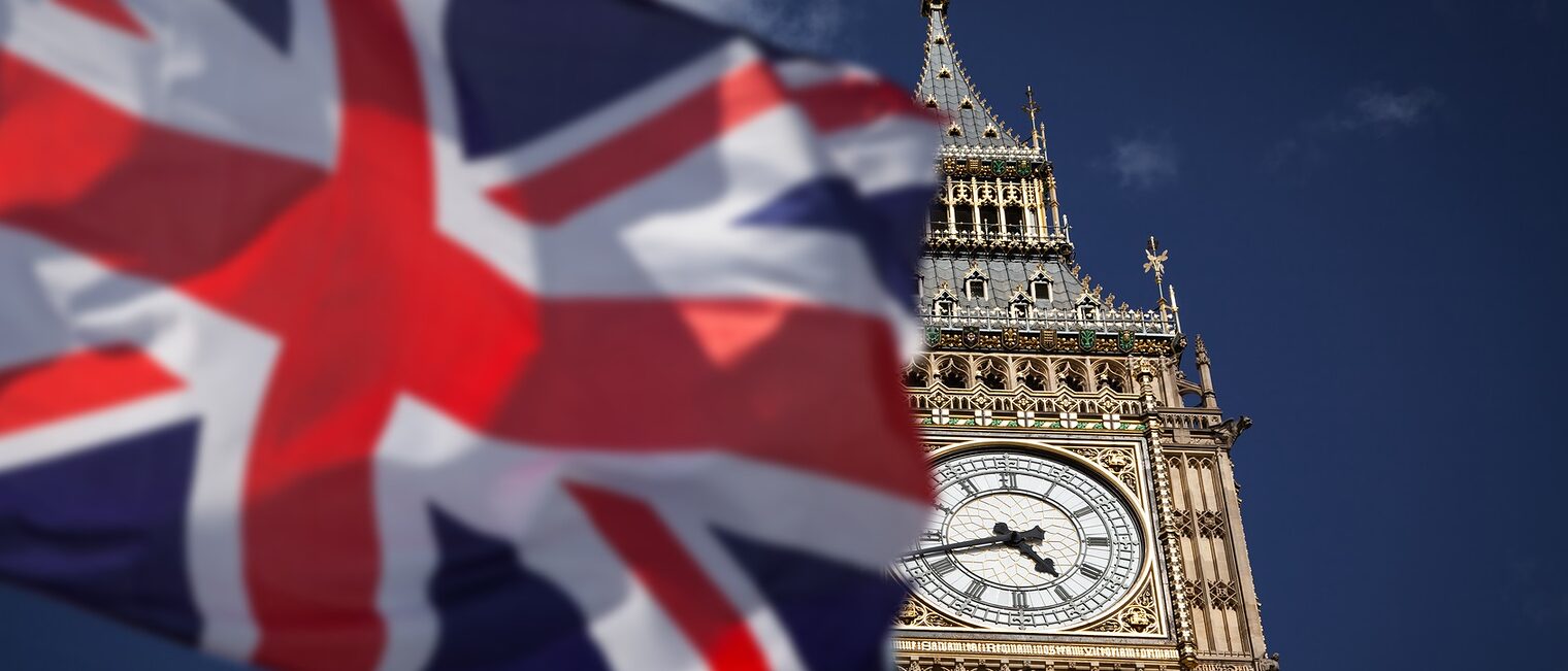 Eine britische Flagge wehrt vor Big Ben in London