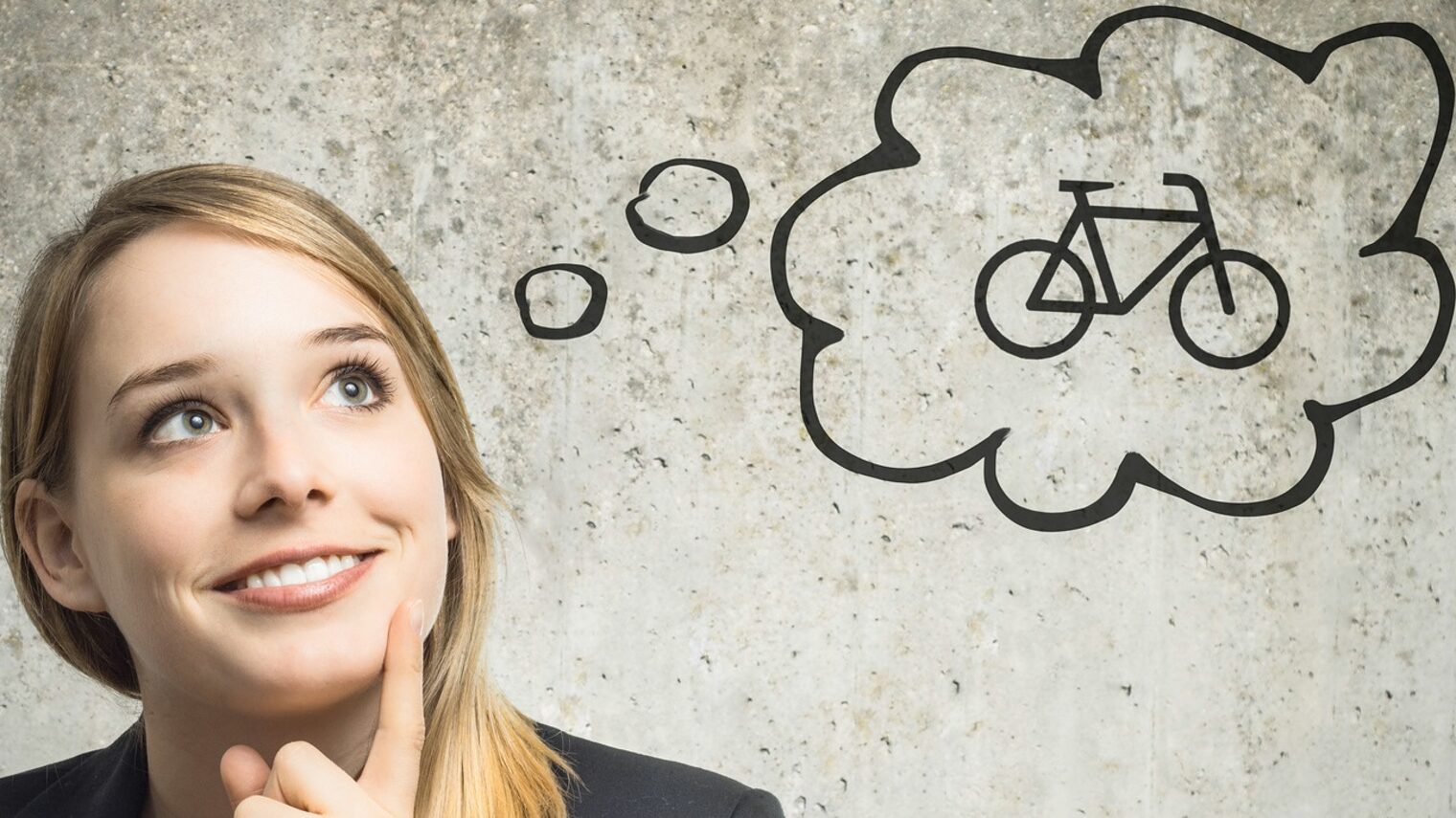 Frau denkt an Fahrrad