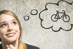 Frau denkt an Fahrrad