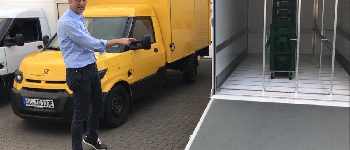 Bäcker Roland Schüren und seine Elektrotransporter.