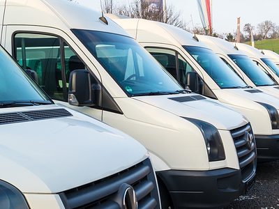 Mobilität, Kleintransporter in Reihe