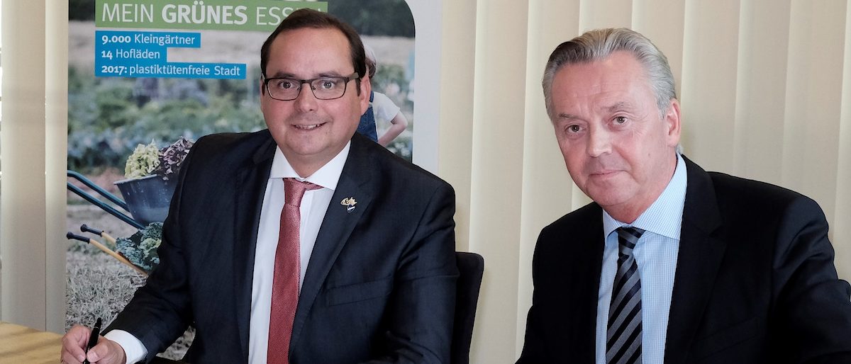 (v. l.) :Oberbürgermeister Thomas Kufen und Kreishandwerksmeister Martin van Beek Die Stadt Essen und die Kreishandwerkerschaft haben am Mittwoch einen gemeinsamen "Masterplan Klimaschutz" unterzeichnet. Im Mittelpunkt steht ein koordiniertes Vorgehen beider Akteursseiten, um Bürger und die Betriebe der "Grünen Hauptstadt Europas" für das Erreichen der Klimaziele 2020 (Senkung der Treibhausgase um 40 %) und 2050 (um 95 %) zu ertüchtigen.