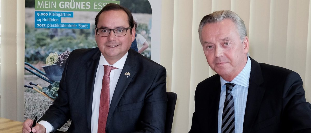 (v. l.) :Oberbürgermeister Thomas Kufen und Kreishandwerksmeister Martin van Beek Die Stadt Essen und die Kreishandwerkerschaft haben am Mittwoch einen gemeinsamen "Masterplan Klimaschutz" unterzeichnet. Im Mittelpunkt steht ein koordiniertes Vorgehen beider Akteursseiten, um Bürger und die Betriebe der "Grünen Hauptstadt Europas" für das Erreichen der Klimaziele 2020 (Senkung der Treibhausgase um 40 %) und 2050 (um 95 %) zu ertüchtigen.