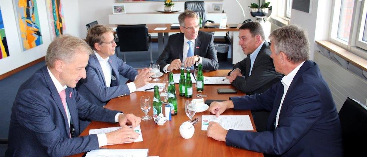 (v. l.): Kammer-Hauptgeschäftsführer Dr. Axel Fuhrmann, Kreishandwerksmeister Thomas Dopheide, Kammerpräsident Andreas Ehlert, Ralf Backens, Obermeister der Straßenbauer-Innung Düsseldorf und Hauptgeschäftsführer Ass. jur. Lutz Denken Das Handwerk in Düsseldorf begrüßt die Entscheidung der Bezirksregierung Düsseldorf, den fortzuschreibenden Luftreinhalteplan frühestens zum 1. April 2018 in Kraft treten zu lassen. In einer gemeinsamen Übereinkunft von Handwerkskammer und Kreishandwerkerschaft stellen Kammerpräsident Andreas Ehlert und Kreishandwerksmeister Thomas Dopheide klar, dass bei diesem für das Handwerk so eminent wichtigen Thema Sorgfalt und Augenmaß vor Schnelligkeit gehe.