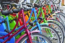 fahrrad, fahrradgeschäft, fahrradverleih, leihfahrrad, teilen, zweirad, fortbewegung, stadtverkehr, hollandrad, fahrradfahren, bunt, niemand, draußen, geschäft, leihsystem, mietfahrrad, mieten, fahren, ausleihen, mobilität, alternativ