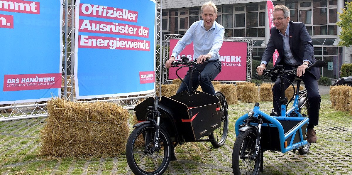 Natürlich fahren auch HGF Dr. Axel Fuhrmann und Kammerpräsident Andreas Ehlert eine Parcours-Runde mit den Lasten-E-Bikes. Natürlich fahren auch HGF Dr. Axel Fuhrmann und Kammerpräsident Andreas Ehlert eine Parcours-Runde mit den Lasten-E-Bikes.