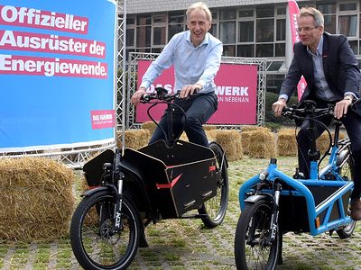 Natürlich fahren auch HGF Dr. Axel Fuhrmann und Kammerpräsident Andreas Ehlert eine Parcours-Runde mit den Lasten-E-Bikes. Natürlich fahren auch HGF Dr. Axel Fuhrmann und Kammerpräsident Andreas Ehlert eine Parcours-Runde mit den Lasten-E-Bikes.