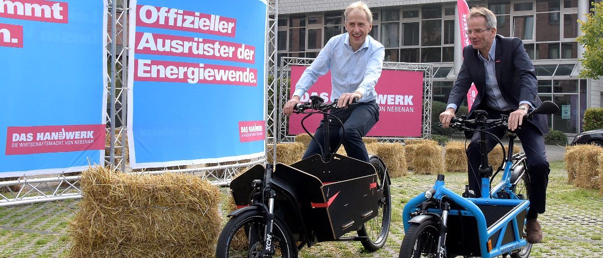 Natürlich fahren auch HGF Dr. Axel Fuhrmann und Kammerpräsident Andreas Ehlert eine Parcours-Runde mit den Lasten-E-Bikes.