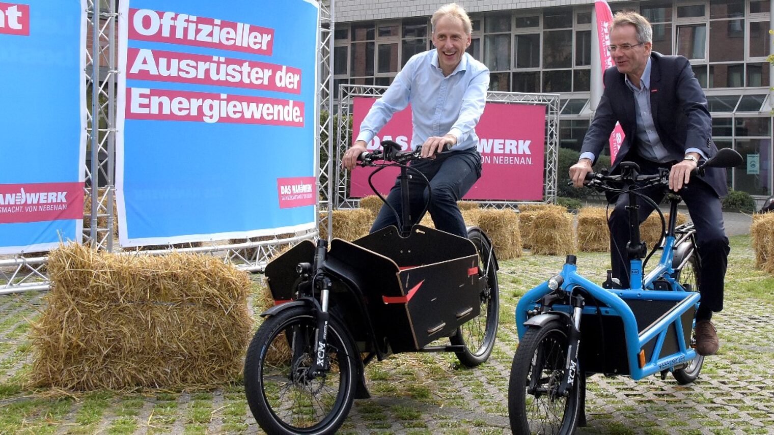 Natürlich fahren auch HGF Dr. Axel Fuhrmann und Kammerpräsident Andreas Ehlert eine Parcours-Runde mit den Lasten-E-Bikes.