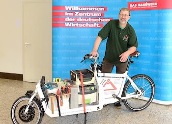 Tischlermeister Dirk Schmidt führt die Tauglichkeit des 