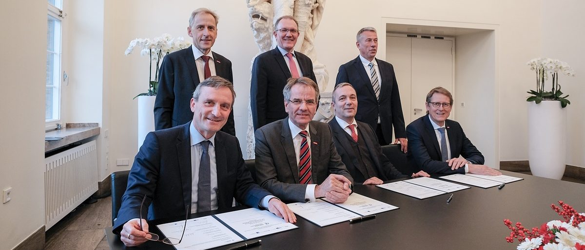 Oben v.l.n.r.: Dr. Axel Fuhrmann (HWK), Gregor Berghausen (IHK), Lutz Denken (Kreishandwerkerschaft); Unten v.l.n.r.: Oberbürgermeister Thomas Geisel, Andreas Ehlert (HWK), Dr. Udo Brockmeier (IHK) und Kreishandwerksmeister Thomas Dopheide. Mobilität Unterzeichnung der Vereinbarung 2017