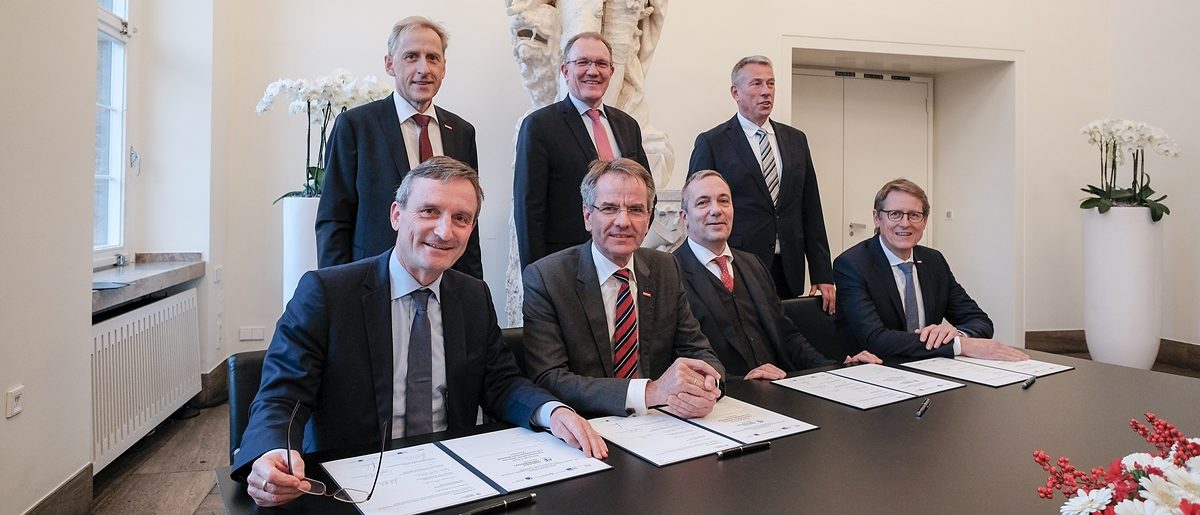 Oben v.l.n.r.: Dr. Axel Fuhrmann (HWK), Gregor Berghausen (IHK), Lutz Denken (Kreishandwerkerschaft); Unten v.l.n.r.: Oberbürgermeister Thomas Geisel, Andreas Ehlert (HWK), Dr. Udo Brockmeier (IHK) und Kreishandwerksmeister Thomas Dopheide. Mobilität Unterzeichnung der Vereinbarung 2017