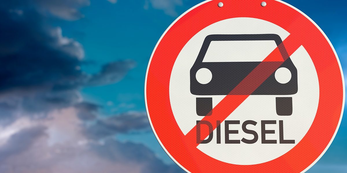 Dieselfahrverbot - Verkehrsschild Durchfahrt für Dieselfahrzeuge verboten.