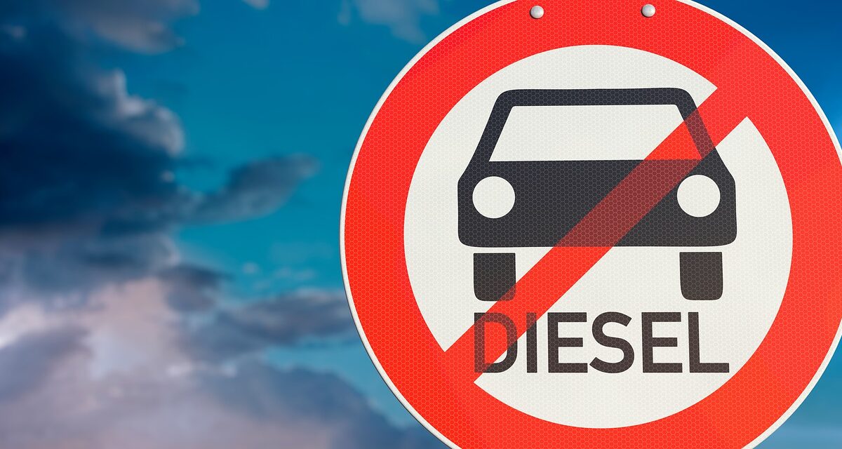 Dieselfahrverbot - Verkehrsschild Durchfahrt für Dieselfahrzeuge verboten.