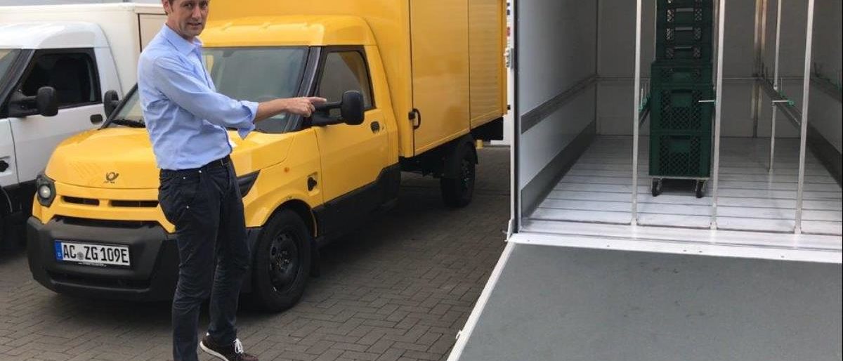 Roland Schüren mit dem Prototypen des Bakery Vehicle One, (gebaut von der Post-Tochter Street Scooter), der auf der IHM prominent ausgestellt sein wird. Roland Schüren mit dem Prototypen des Bakery Vehicle One, (gebaut von der Post-Tochter Street Scooter), der auf der IHM prominent ausgestellt sein wird.