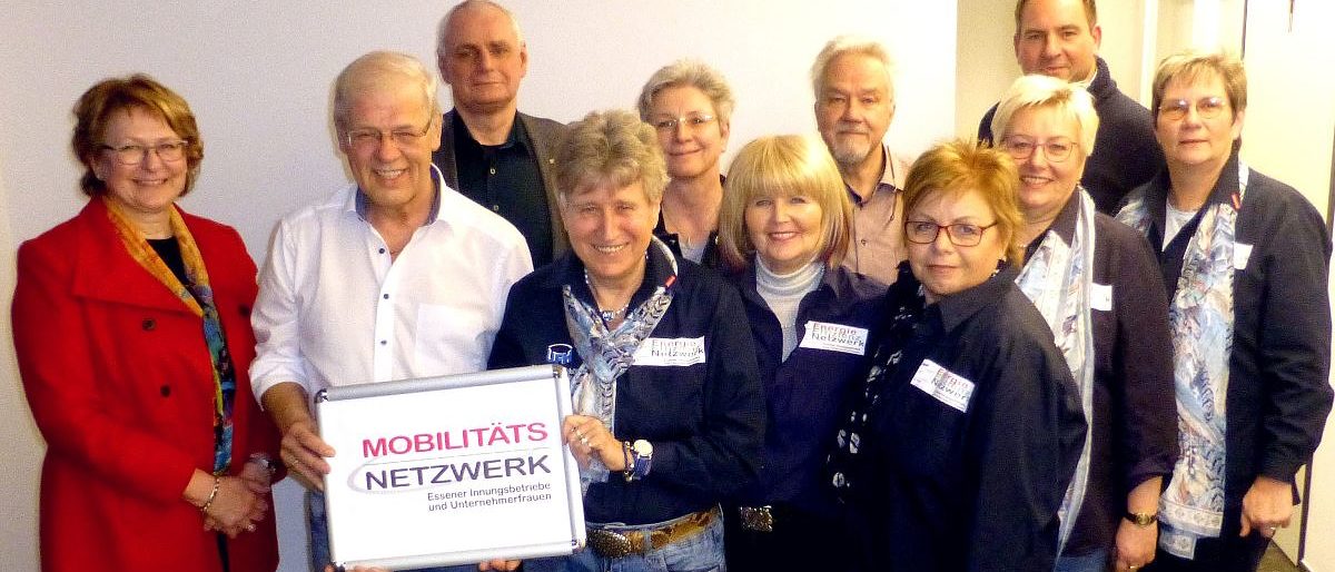 Die Gründungsmitglieder beim ersten Fototermin. Mitte vorn: Gerfried Bohlen, EGRR, und Waltraut Schöne, die Netzwerkträgerin und Vorsitzende der UFH Essen, präsentieren das neue Netzwerk-Logo. UFH-Gründungsmitglieder