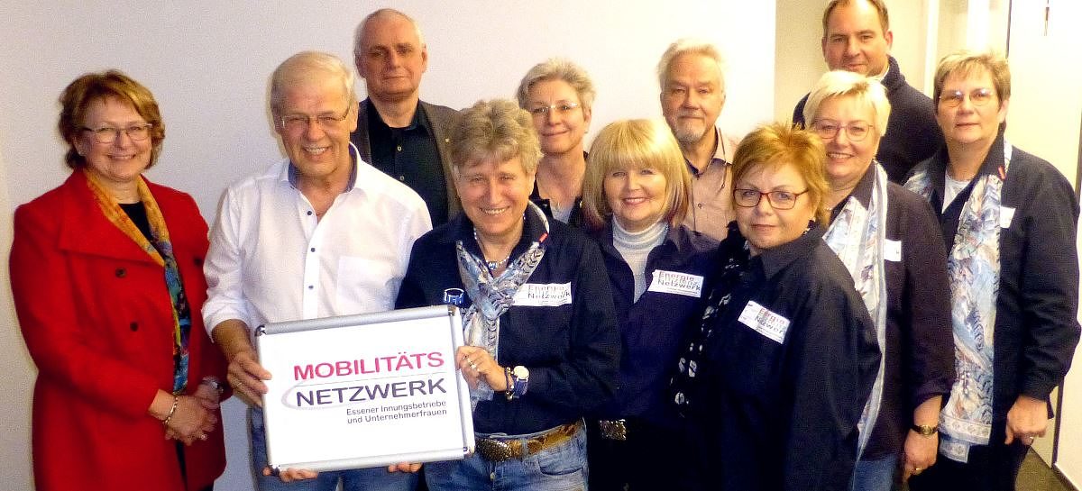 Die Gründungsmitglieder beim ersten Fototermin. Mitte vorn: Gerfried Bohlen, EGRR, und Waltraut Schöne, die Netzwerkträgerin und Vorsitzende der UFH Essen, präsentieren das neue Netzwerk-Logo. UFH-Gründungsmitglieder