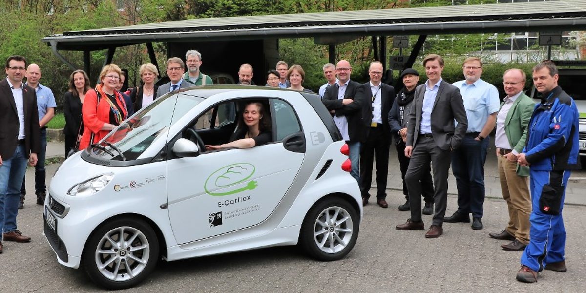 Probefahrten und Informationen zu Ladesäulen standen auf dem Programm. Margit Roth von der Geschäftsstelle der Mobilitätspartnerschaft zeigt den kleinsten E-Nachwuchs des städtischen Fuhrparks Mobilitätspartnerschaft Düsseldorf