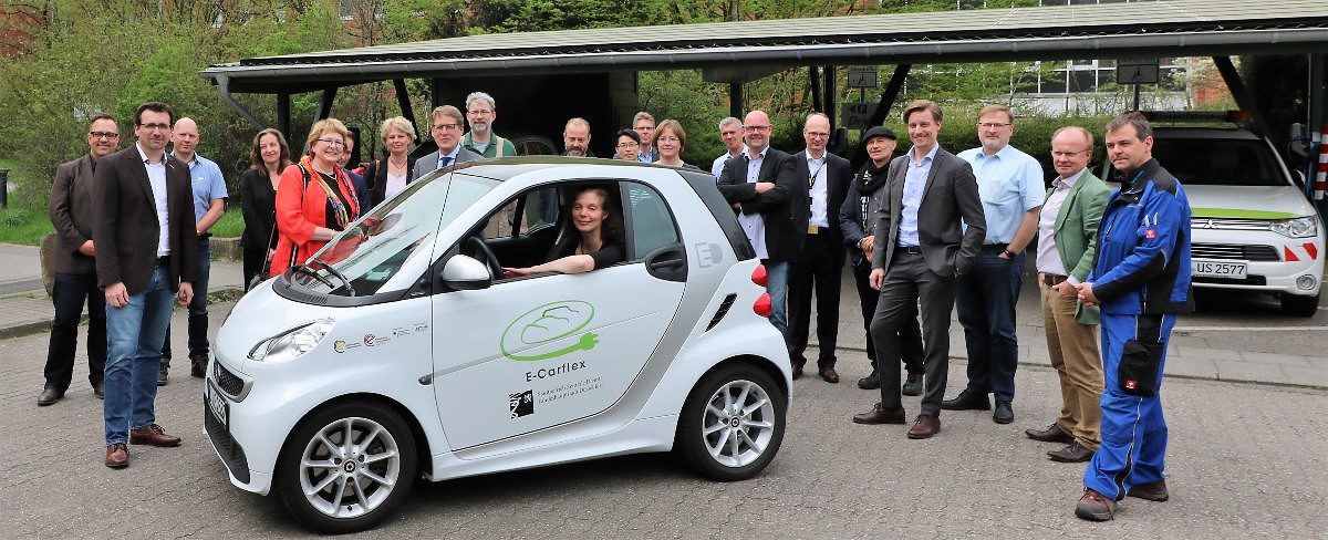 Probefahrten und Informationen zu Ladesäulen standen auf dem Programm. Margit Roth von der Geschäftsstelle der Mobilitätspartnerschaft zeigt den kleinsten E-Nachwuchs des städtischen Fuhrparks Mobilitätspartnerschaft Düsseldorf