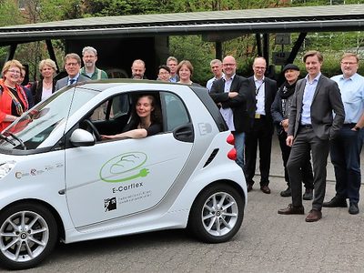 Probefahrten und Informationen zu Ladesäulen standen auf dem Programm. Margit Roth von der Geschäftsstelle der Mobilitätspartnerschaft zeigt den kleinsten E-Nachwuchs des städtischen Fuhrparks Mobilitätspartnerschaft Düsseldorf