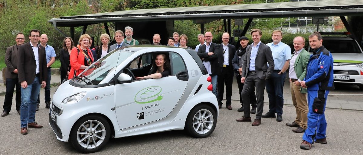 Probefahrten und Informationen zu Ladesäulen standen auf dem Programm. Margit Roth von der Geschäftsstelle der Mobilitätspartnerschaft zeigt den kleinsten E-Nachwuchs des städtischen Fuhrparks Mobilitätspartnerschaft Düsseldorf