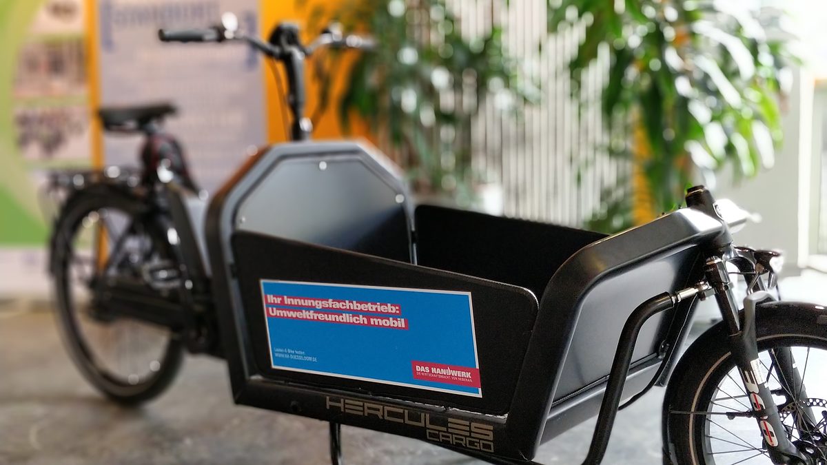 Ihr Innungsfachbetrieb: Umweltfreundlich mobil. Dieses Lastenfahrrad kann bei der Kreishandwerkerschaft Düsseldorf kostenlos ausgeliehen werden 
