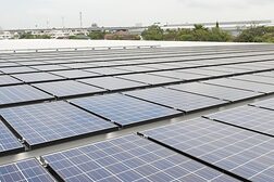Blick über ein Solardach eines Gewerbegebäudes
