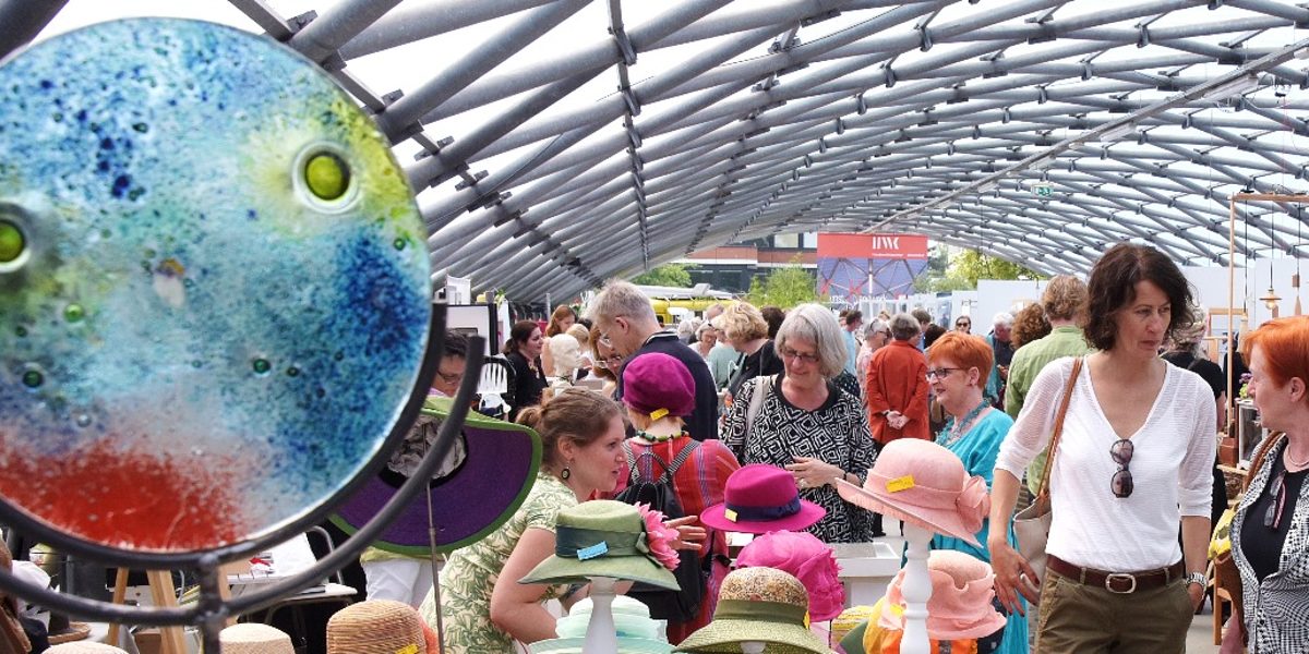 Für jeden etwas dabei: Beim 16. Düsseldorfer Markt für Zeitgenössisches Kunsthandwerk wurde Schönes und Tragbares geboten: Von Bekleidung und Schmuck bis zu Keramik, Glas, Holz oder Metall. Für jeden etwas dabei: Beim 16. Düsseldorfer Markt für Zeitgenössisches Kunsthandwerk wurde Schönes und Tragbares geboten: Von Bekleidung und Schmuck bis zu Keramik, Glas, Holz oder Metall.