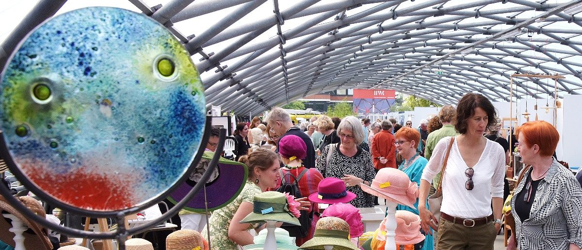 Für jeden etwas dabei: Beim 16. Düsseldorfer Markt für Zeitgenössisches Kunsthandwerk wurde Schönes und Tragbares geboten: Von Bekleidung und Schmuck bis zu Keramik, Glas, Holz oder Metall. Für jeden etwas dabei: Beim 16. Düsseldorfer Markt für Zeitgenössisches Kunsthandwerk wurde Schönes und Tragbares geboten: Von Bekleidung und Schmuck bis zu Keramik, Glas, Holz oder Metall.