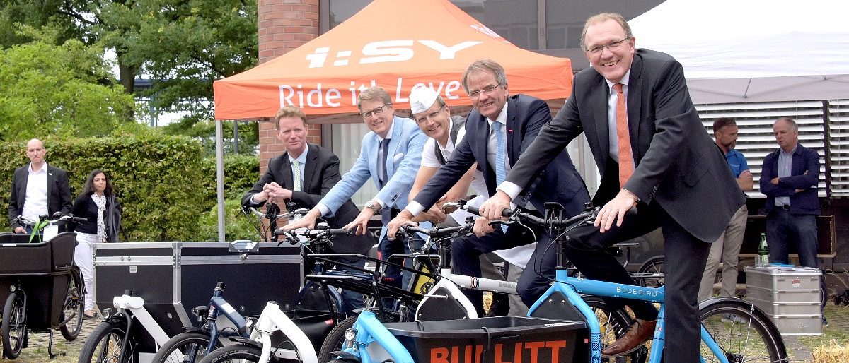 Am Start auf dem HWK-Parcours (v.l.) Ingo Pähler, Amt für Verkehrsmanagement, Kreishandwerksmeister Thomas Dopheide, Bäckermeister und stadtbekannter Lastenradfahrer Josef Hinkel, HWK-Präsident Andreas Ehlert, IHK-Hauptgeschäftsführer Gregor Berghausen. Am Start auf dem HWK-Parcours (v.l.) Ingo Pähler, Amt für Verkehrsmanagement, Kreishandwerksmeister Thomas Dopheide, Bäckermeister und stadtbekannter Lastenradfahrer Josef Hinkel, HWK-Präsident Andreas Ehlert, IHK-Hauptgeschäftsführer Gregor Berghausen.
